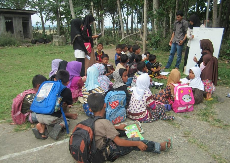 Belajar bersama komunitas lokal